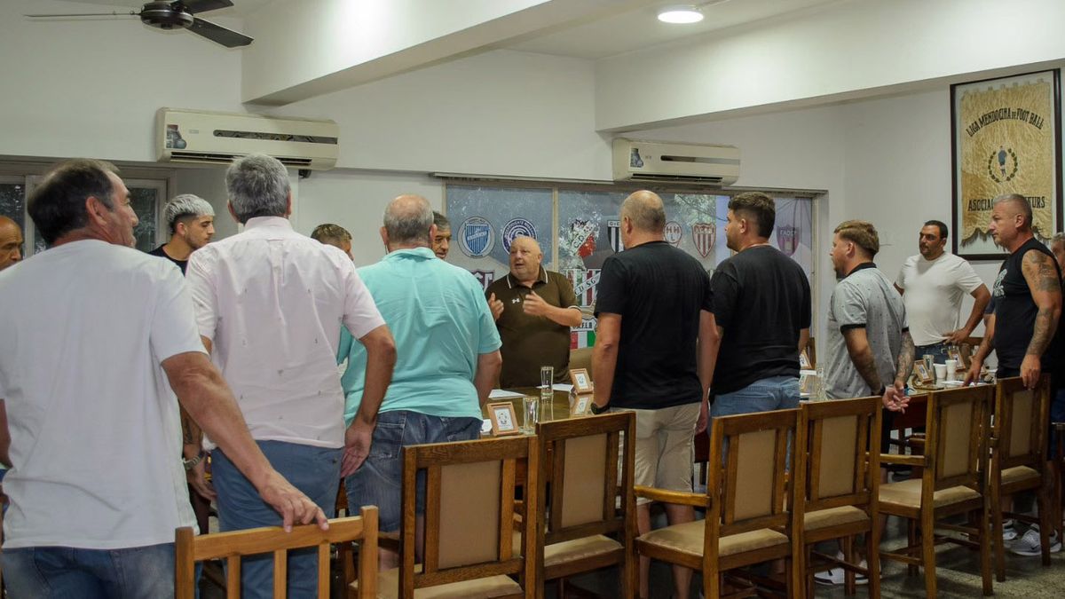 Omar Sperdutti les habla a los representantes de distintos clubes.