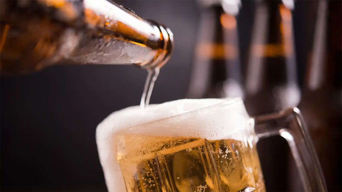 Fue a una cervecería y dejó a su hija de 3 años en una camioneta