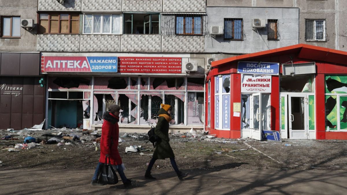 Guerra Rusia - Ucrania: las fuerzas rusas continúan el asedio de Mariupol con bombardeos constantes. Dañaron un edificio de la Cruz Roja.