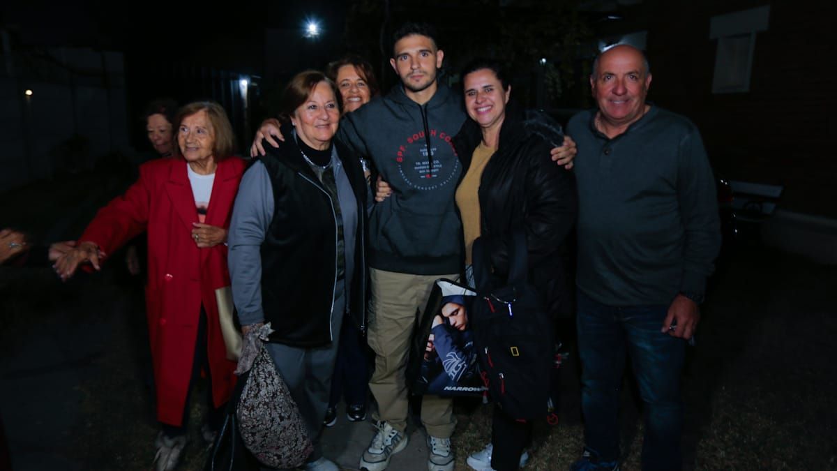Alejo Arias y un abrazo esperado por toda su familia. Alejo Arias y un abrazo esperado por toda su familia.