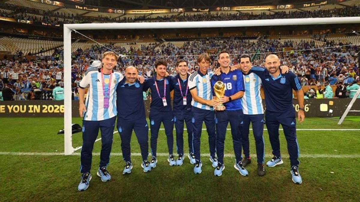 Scaloni y todo el cuerpo técnico con la Copa del Mundo
