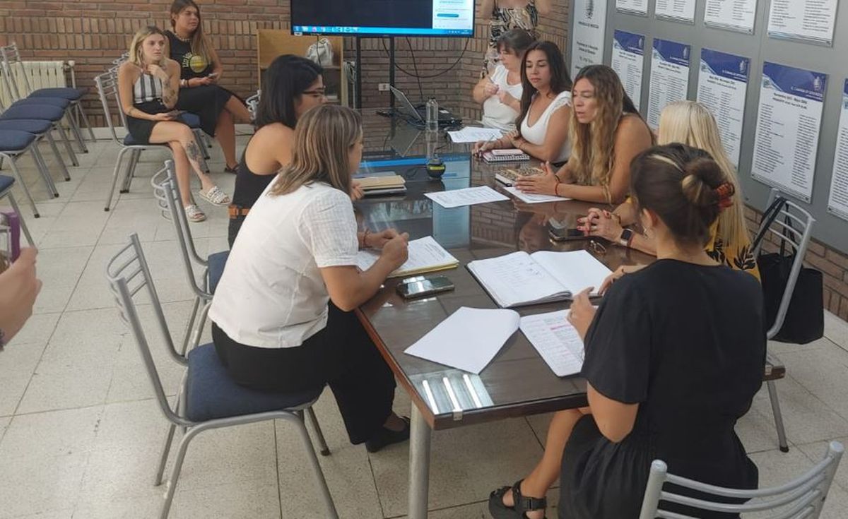La radical Giuliana Díaz presidió la reunión de la comisión en la que se trató el proyecto de un protocolo de violencia de género en la Administración Pública.