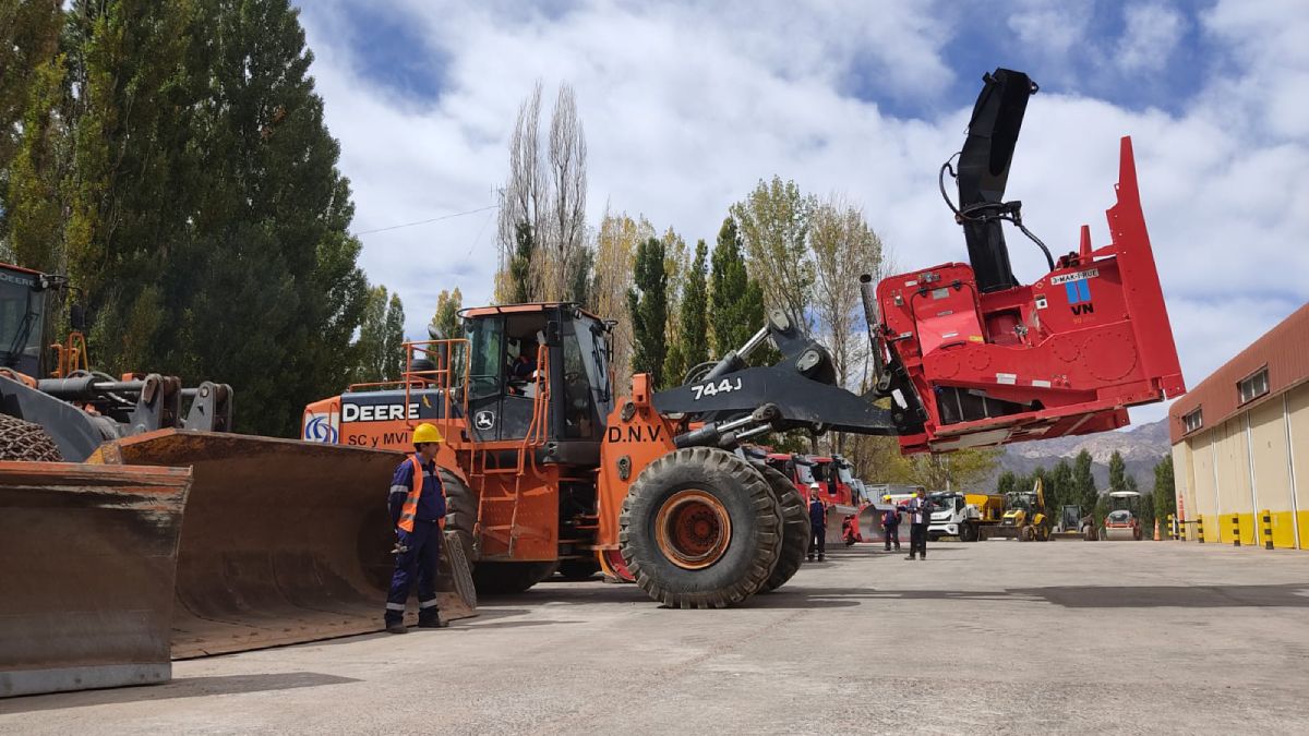 Vialidad nacional contará con moderna maquinaria para desarrollar su Plan Integral de Mantenimiento Invernal 2023 de las rutas nacionales, en especial las de los pasos fronterizos, como el Paso Cristo Redentor y el Paso Pehuenche. Vialidad nacional contará con moderna maquinaria para desarrollar su Plan Integral de Mantenimiento Invernal 2023 de las rutas nacionales, en especial las de los pasos fronterizos, como el Paso Cristo Redentor y el Paso Pehuenche.