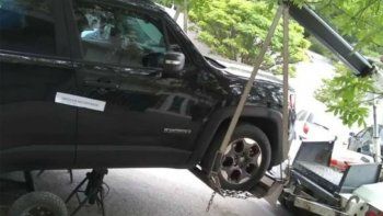 Un profesor de boxeo noqueó a un inspector de tránsito y lo mandó a terapia