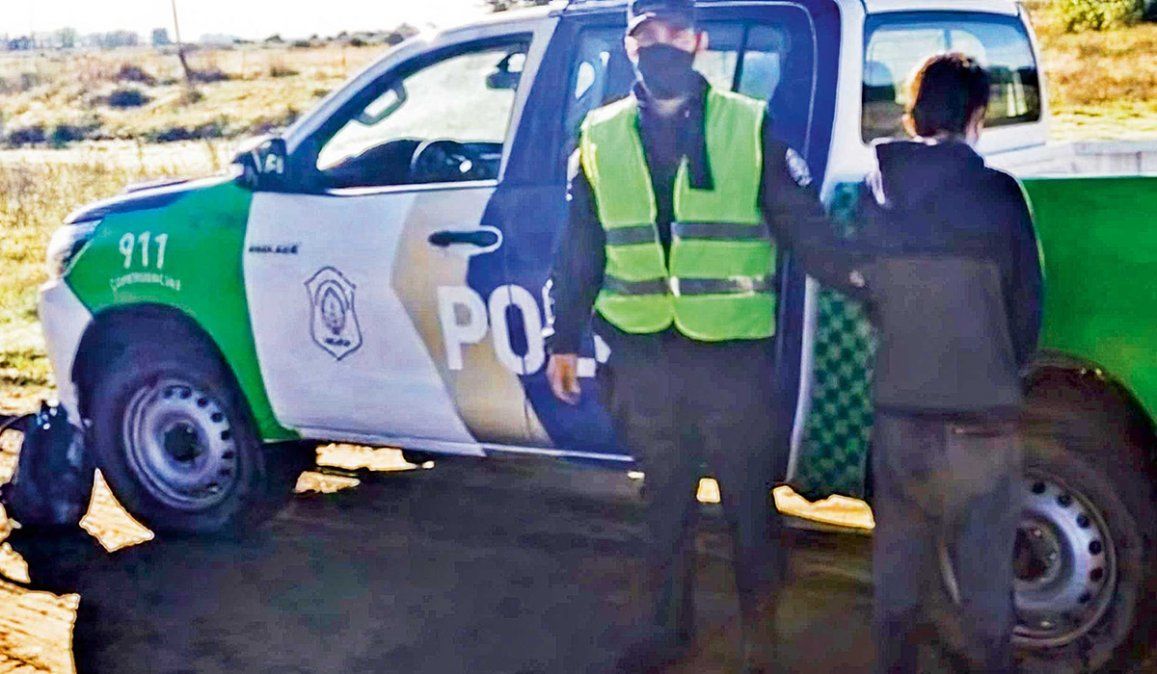 Facundo Astudillo Castro al momento de ser detenido junto a la camioneta que fue peritada en un campo de Vialidad Nacional en Bahía Blanca