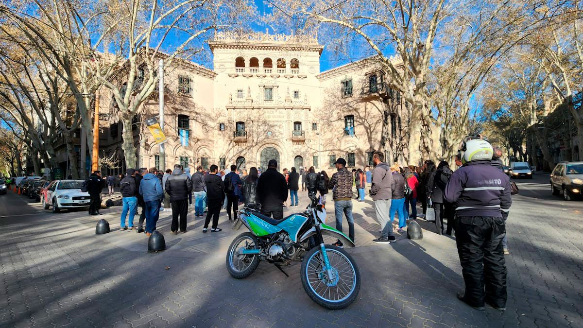 Fanáticos, familiares y colegas le dan el último adiós a Marciano Cantero, líder de Los Enanitos Verdes. (Martín Pravata/UNO).