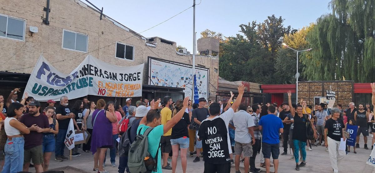 Además de la audiencia pública oficial por PSJ cobre mendocino, se desarrollará una paralela en el centro de Uspallata, organizada por asociaciones de protección del agua. Además de la audiencia pública oficial por PSJ cobre mendocino, se desarrollará una paralela en el centro de Uspallata, organizada por asociaciones de protección del agua.