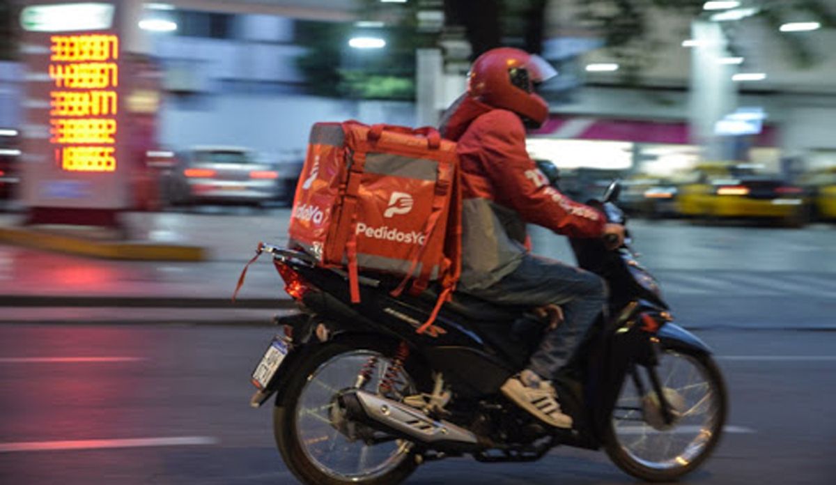 Un delivery se defendió con un machete de ladrones que intentaron robarle. Un delivery se defendió con un machete de ladrones que intentaron robarle.