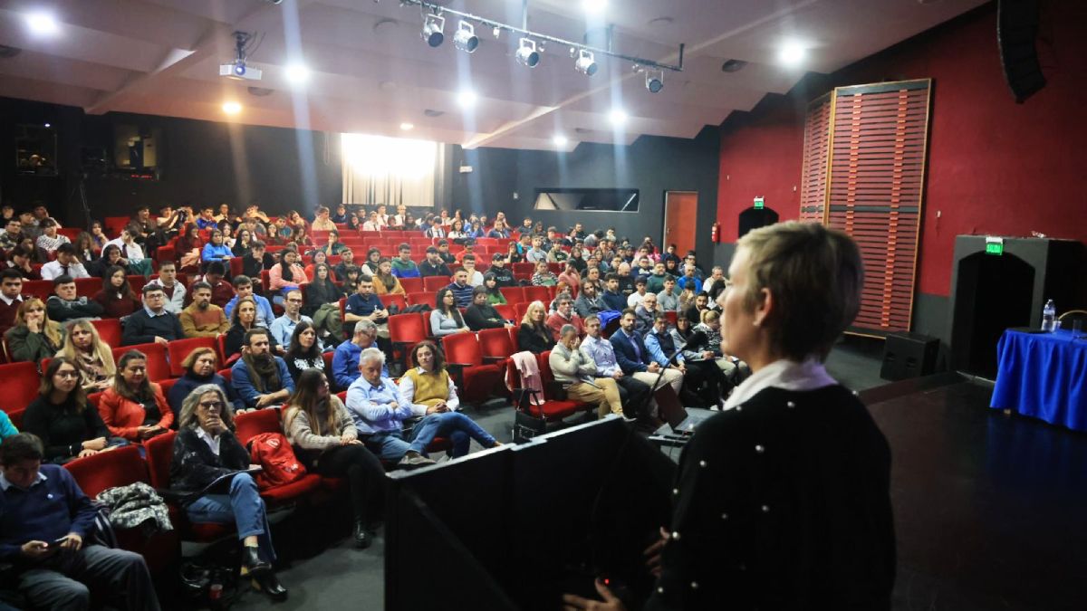 Este sábado se realizará la audiencia pública en Malargüe para explicar el proyecto del Distrito Minero. También se realizaron talleres explicativos con la comunidad. Este sábado se realizará la audiencia pública en Malargüe para explicar el proyecto del Distrito Minero. También se realizaron talleres explicativos con la comunidad.