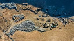 en el desierto mas seco del mundo las montanas no son de arena sino de ropa: es el mayor vertedero textil en el desierto mas seco del mundo las montanas no son de arena sino de ropa: es el mayor vertedero textil