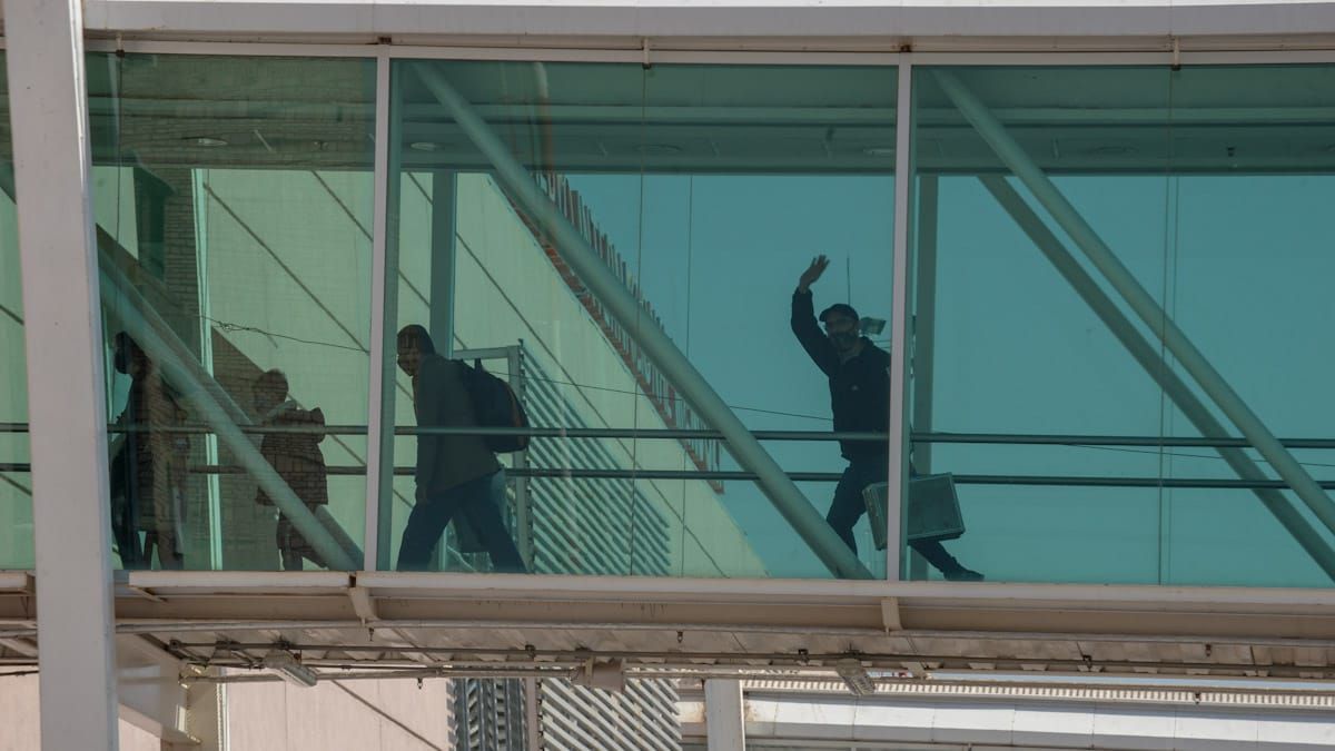 El primer vuelo a Mendoza llegó con dos horas de demora pero eso no importó a los pasajeros. Foto Martín Pravata