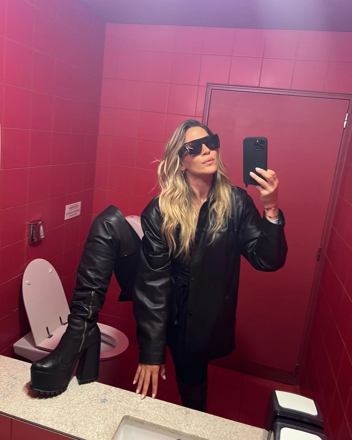 La primera de las fotos de Jimena Barón posando en el baño.