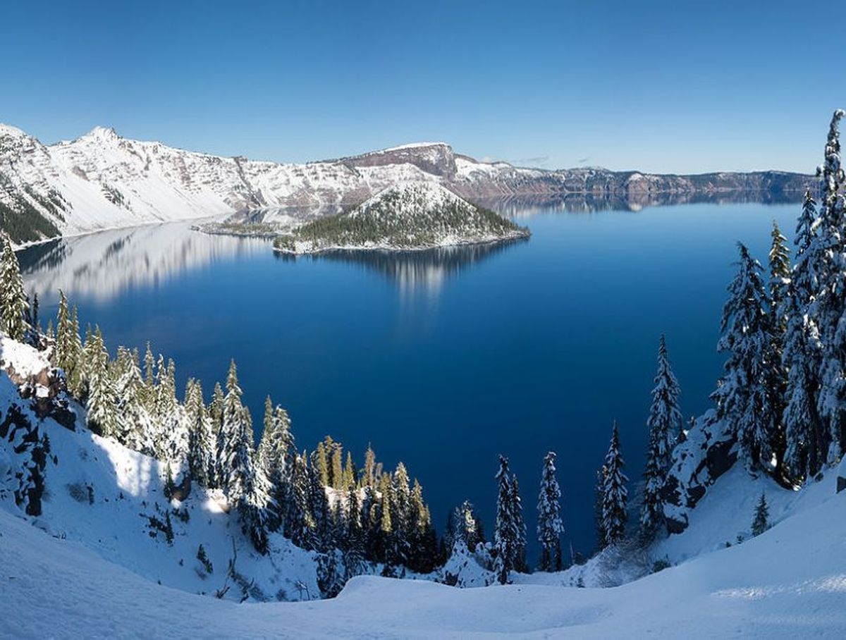 Crater Lake en invierno. Imagen de Freepik. Crater Lake en invierno. Imagen de Freepik.