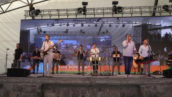 Los Totora fueron los encargados de ponerle música y fiesta a la Vendimia Solidaria