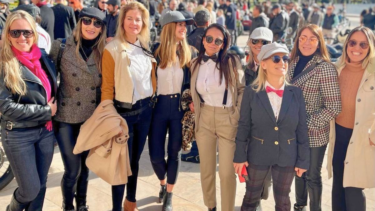 Las mujeres, vestidas elegantes, también acompañan esta movida solidaria y motoquera. Las mujeres, vestidas elegantes, también acompañan esta movida solidaria y motoquera.