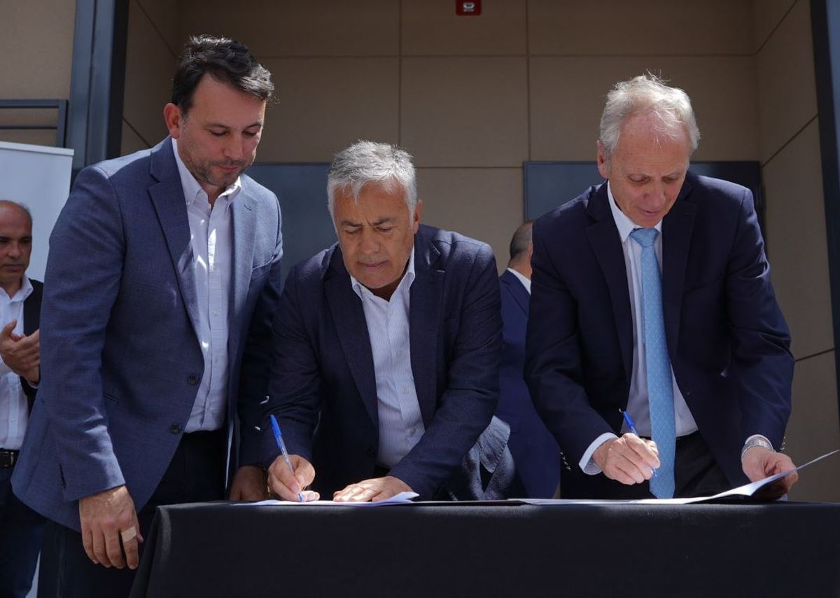 Alfredo Cornejo con el ministro Tadeo García Zalazar y el intendente de San Martín, Raúl Rufeil.