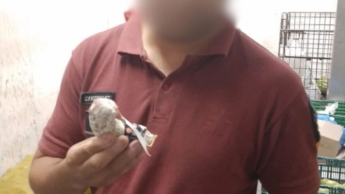Un policía porteño se robó un salame de un comercio y lo echaron