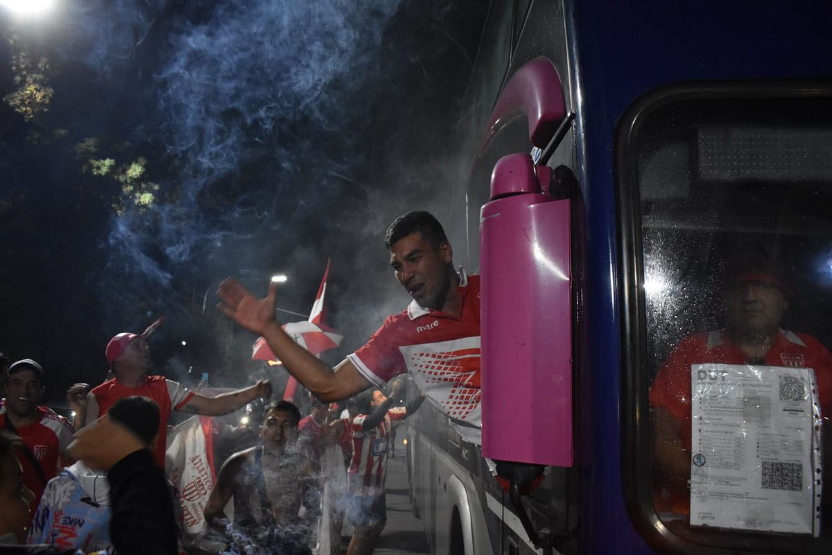 NIcolás Pacheco festeja en la llegada junto a los hinchas del Chacarero.