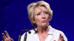 Emma Thompson fue condecorada por la reina Isabel II