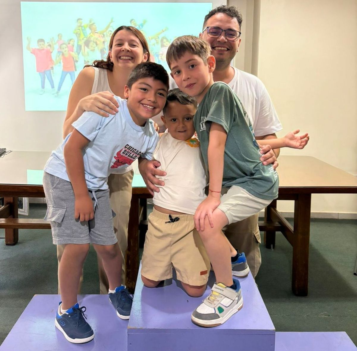 Felipe junto a sus padres; su primo Genaro y su amigo Noah.
