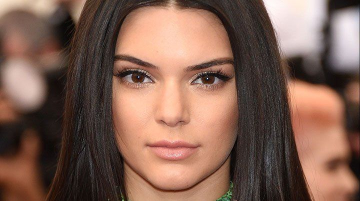 Remedios caseros. Kendall Jenner luce una piel radiante que asegura tratar con clara de huevo y limón.