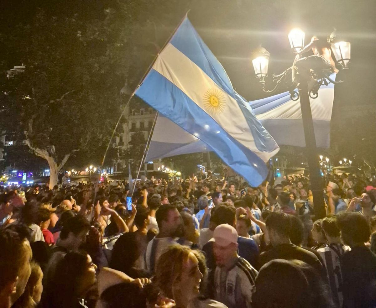 Un panorama de lo que fue la plaza central de Valencia, en España, apenas finalizó el partido. Un panorama de lo que fue la plaza central de Valencia, en España, apenas finalizó el partido.