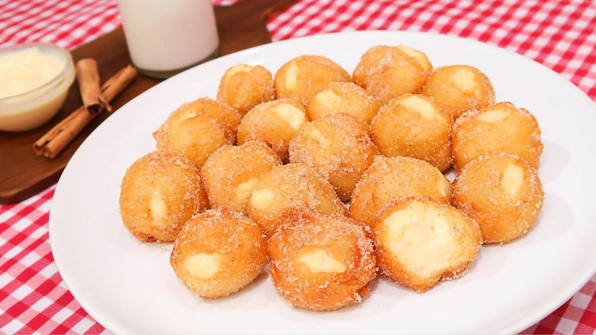 Los buñuelos de banana se suelen freír en una olla con abundante aceite, pero también se pueden cocinar en el horno. Los buñuelos de banana se suelen freír en una olla con abundante aceite, pero también se pueden cocinar en el horno.