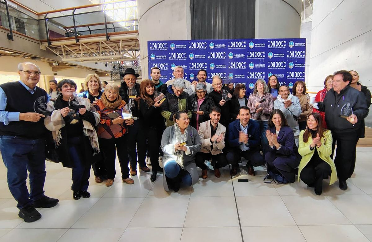 El ministro de Educación, Cultura, Infancias y DGE, Tadeo García Zalazar, y el director de Adultos Mayores, Lucas Luppo, junto a integrantes del equipo de Fundación Grupo América y representantes de instituciones distinguidas durante el acto de reconocimiento a los Embajadores del Buen Trato.