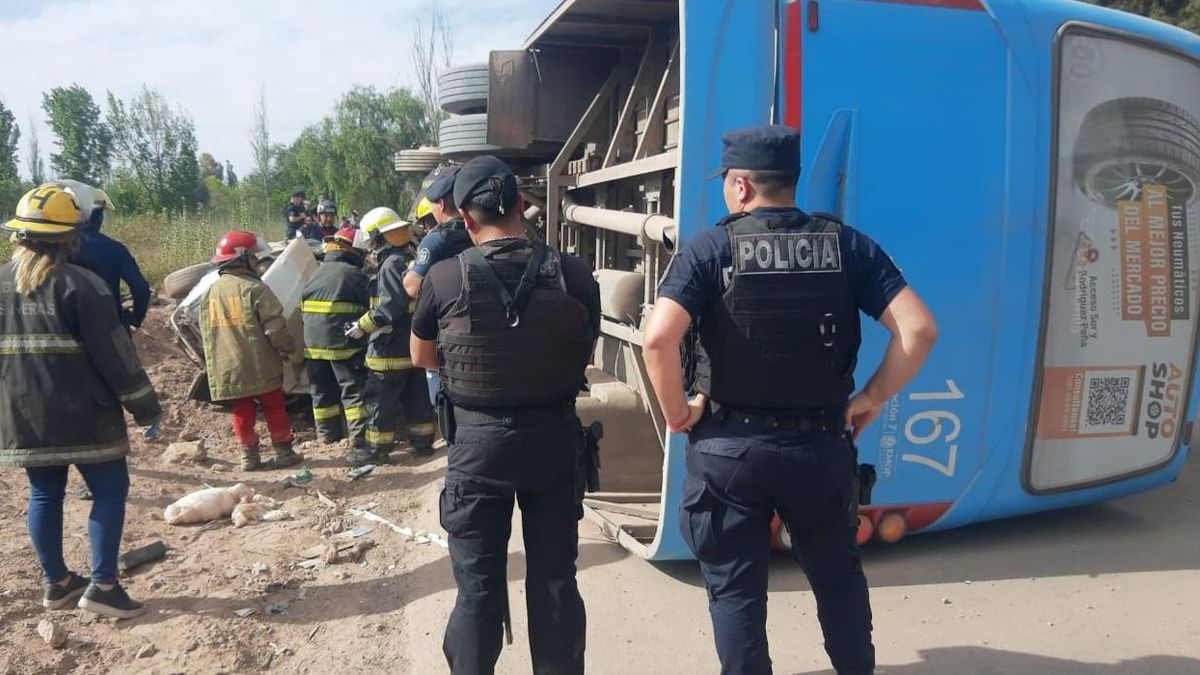 El micro de la línea 600 volcó por la fuerza del impacto.