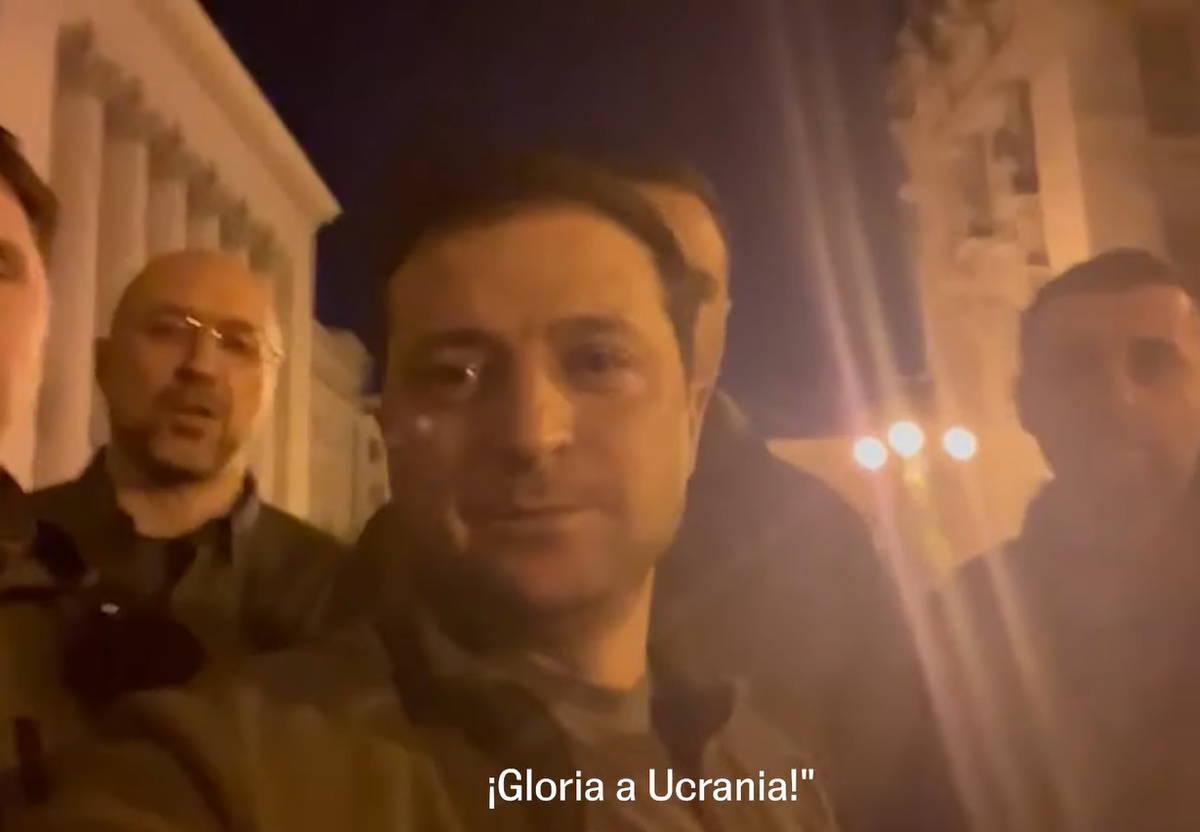 Volodimir Zelenski, vestido con un traje verde oliva de tipo militar y acompañado de varios funcionarios, difundió un video mostrando que aún están en Kiev.