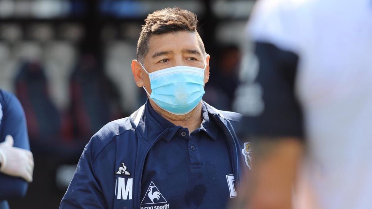 Maradona, aislado por contacto con positivo de coronavirus