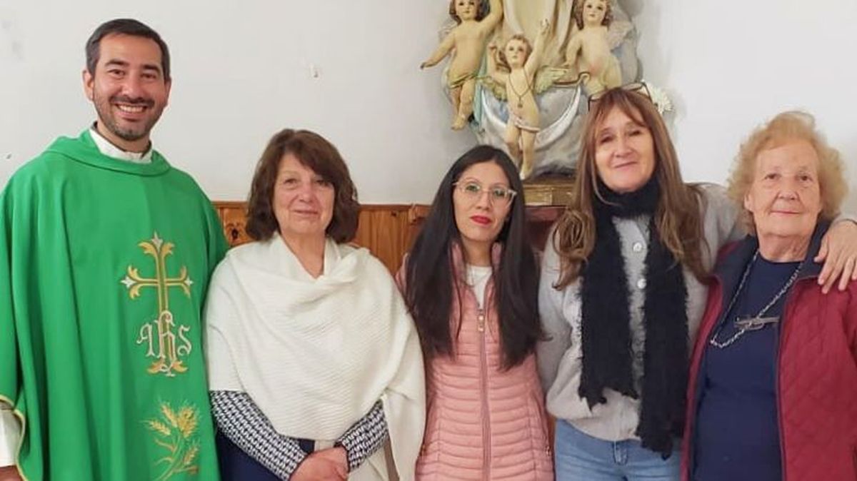 El padre Pablo junto a algunas de las fieles de la parroquia de Vista Flores. El padre Pablo junto a algunas de las fieles de la parroquia de Vista Flores.