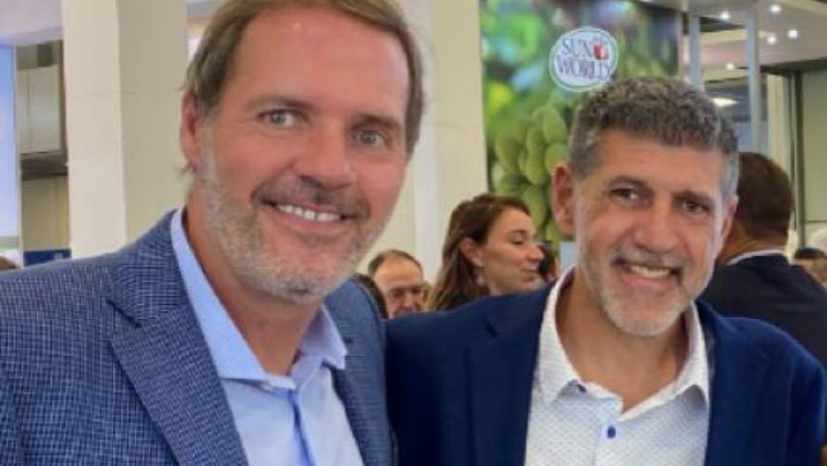 Miguel y Juan Bauzá, dos mendocinos destacados que son líderes del comercio de frutas en el país. Miguel y Juan Bauzá, dos mendocinos destacados que son líderes del comercio de frutas en el país.