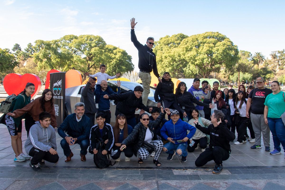 Todos querían dar una vueltita en la cybertruck, la camioneta de Elon Musk. Todos querían dar una vueltita en la cybertruck, la camioneta de Elon Musk.