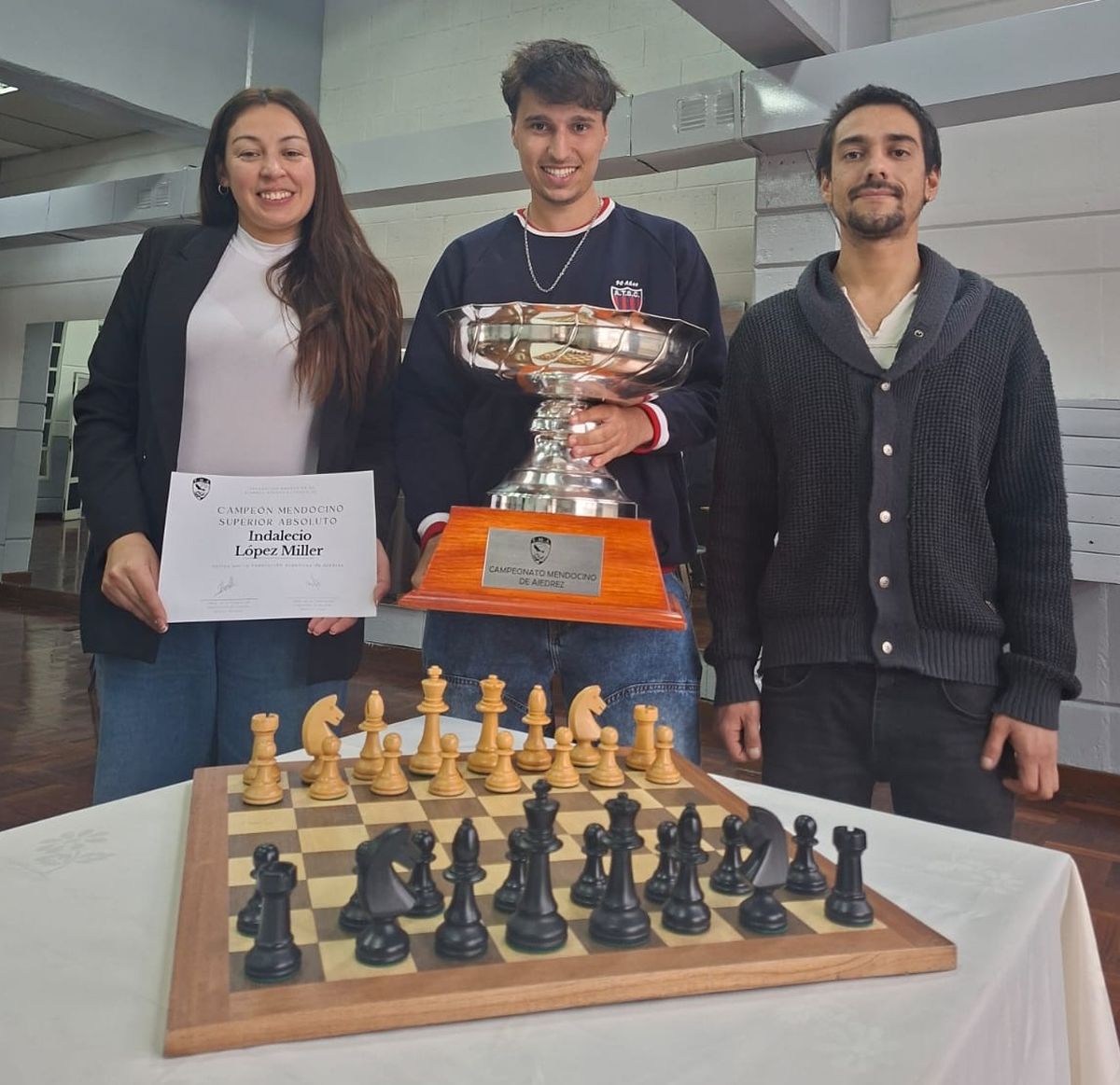 Presidenta de la FMA Raquel Herrera, el campeón Indalecio López Miller, y el árbitro Martín Sánchez. Presidenta de la FMA Raquel Herrera, el campeón Indalecio López Miller, y el árbitro Martín Sánchez.