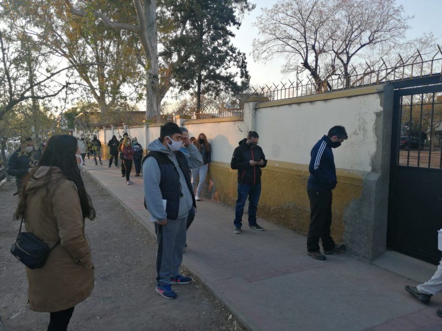 Coronavirus en Mendoza: filas desde la madrugada en el Hospital Español para hacerse un hisopado