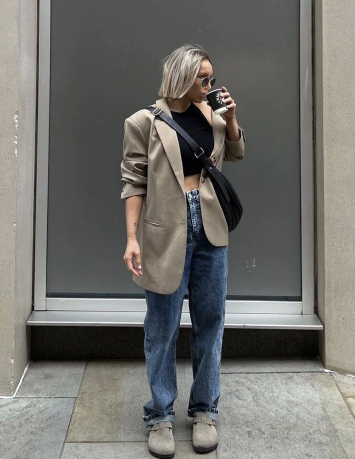 Blazer y jean, una combinación que nunca pasa de moda. Blazer y jean, una combinación que nunca pasa de moda. 