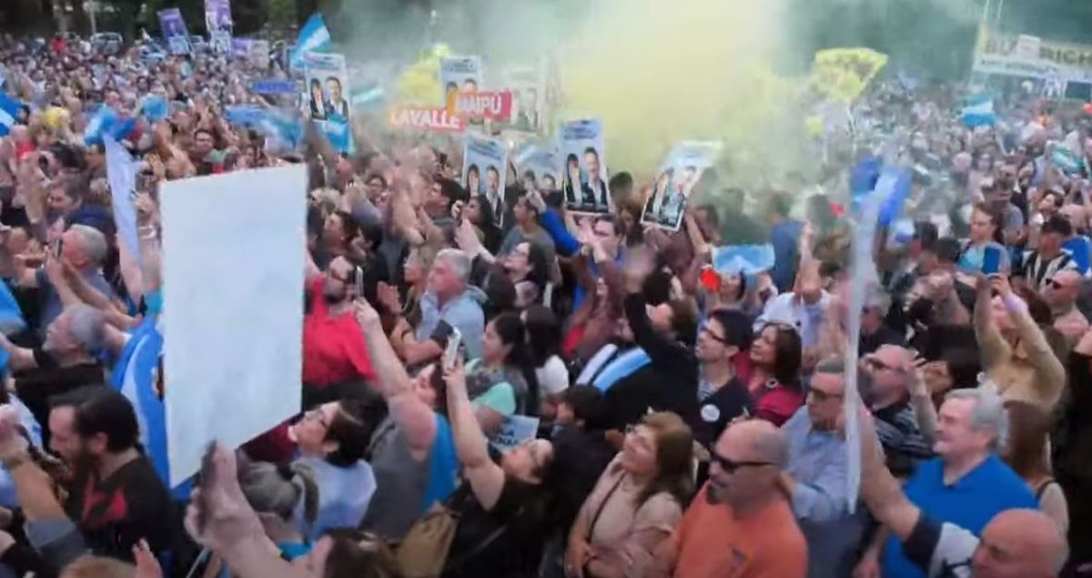 Con humo amarillo los seguidores de Bullrich le pusieron color al acto.