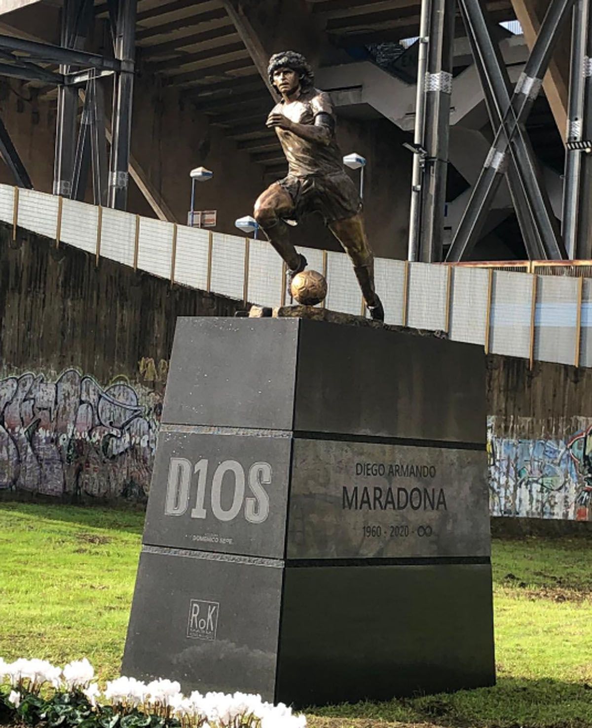 La estatua de Diego Maradona junto al estadio que lleva su nombre y dónde juega el Napoli