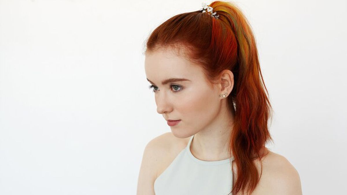 Una cola de caballo muy ajustada generará la pérdida de pelo por tracción. Una cola de caballo muy ajustada generará la pérdida de pelo por tracción.