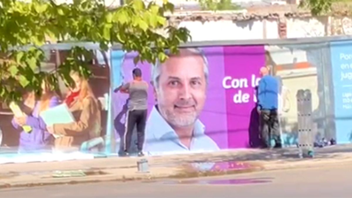 Los carteles del precandidato Silvio Panocchia fueron retirados y reemplazados por los del candidato de Unión Popular