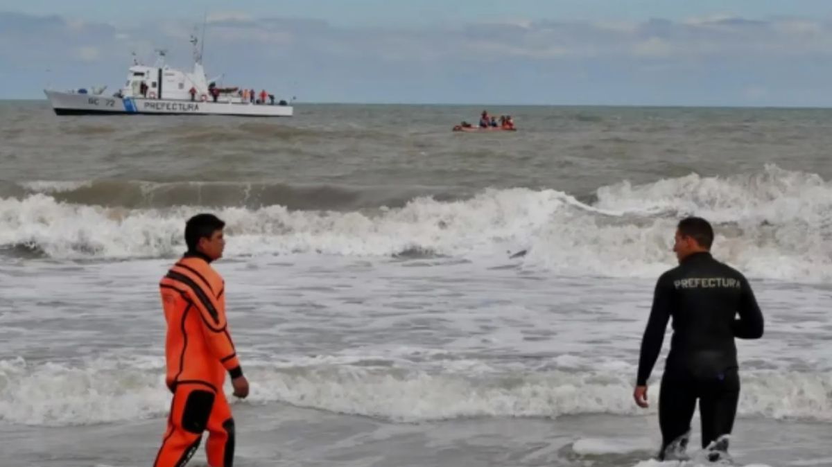 Entraron al mar y no volvieron: desesperada búsqueda de dos amigos en Pinamar