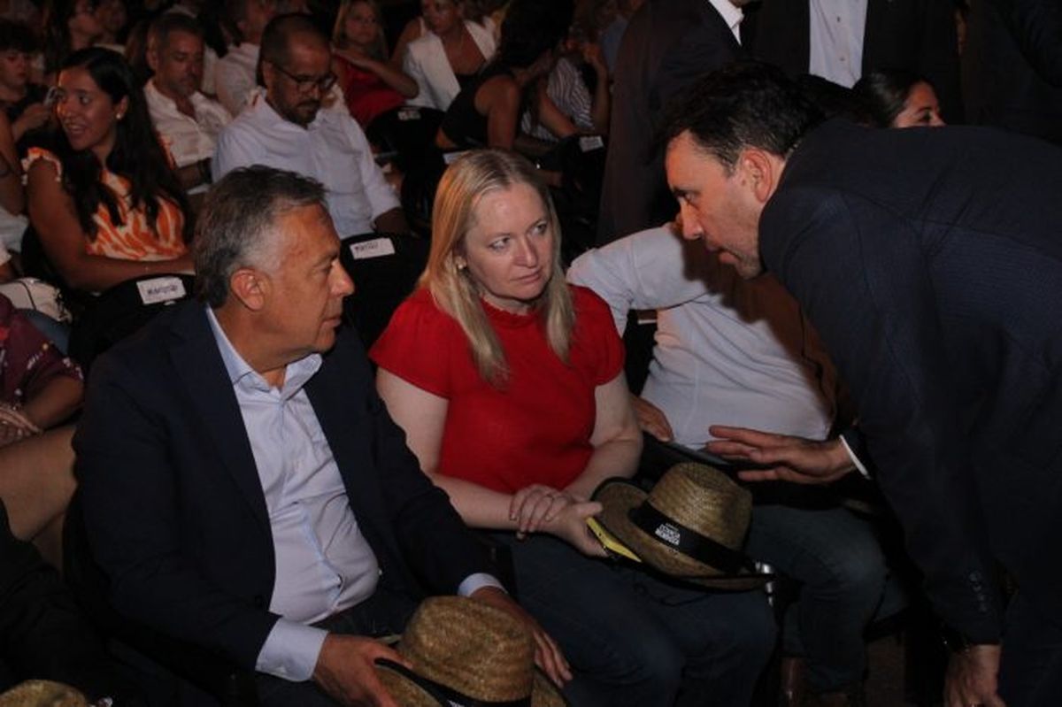 El gobernador Cornejo y la vice Hebe Casado hablan con el ministro Tadeo García Zalazar durante la Fiesta de la Cosecha. El gobernador Cornejo y la vice Hebe Casado hablan con el ministro Tadeo García Zalazar durante la Fiesta de la Cosecha.