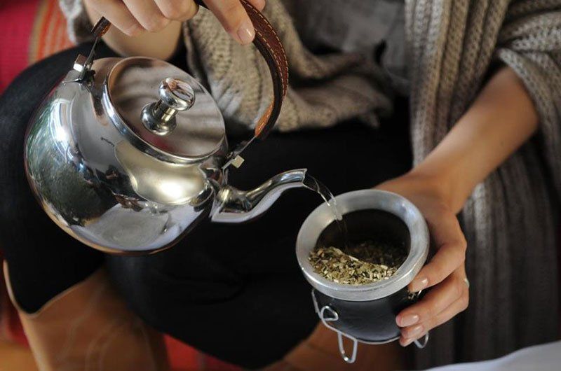 Siete de cada diez argentinos toman mate una vez al día