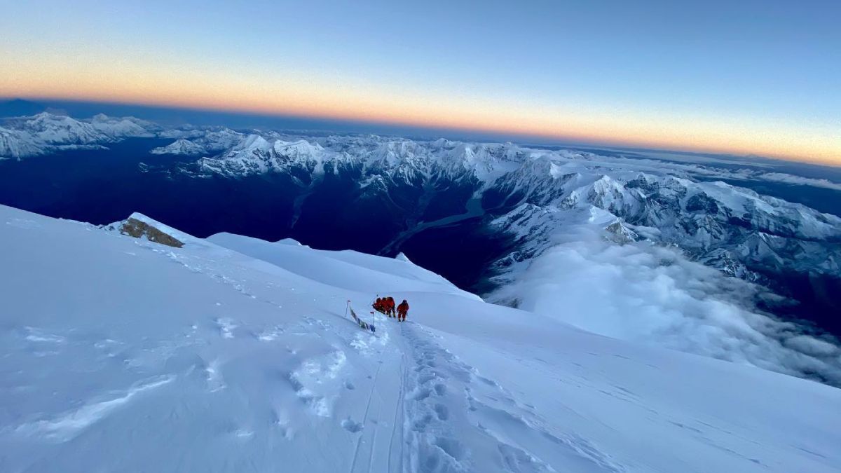 Muy temprano el equipo inició el ascenso final a la cumbre del cerro Manaslu, el octavo más alto del mundo.