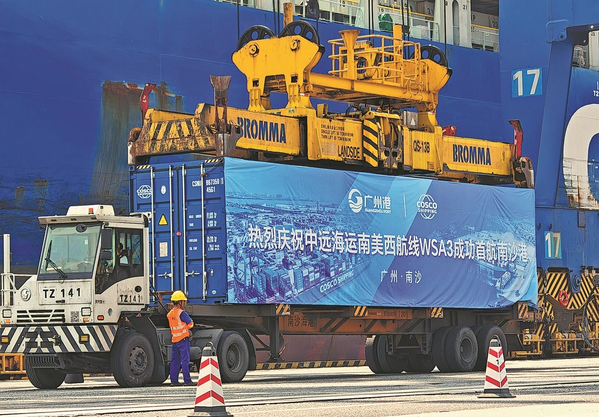 El 29 de abril, en el puerto de Nansha, ubicado en Guangzhou, provincia de Guangdong, un portacontenedores carga mercancías durante el lanzamiento de la primera ruta directa hacia la costa oeste de Sudamérica. QIU QUANLIN / CHINA DAILY