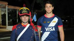 El mendocino Juan Martín González con la nueva camiseta inspirada en los Granaderos.
