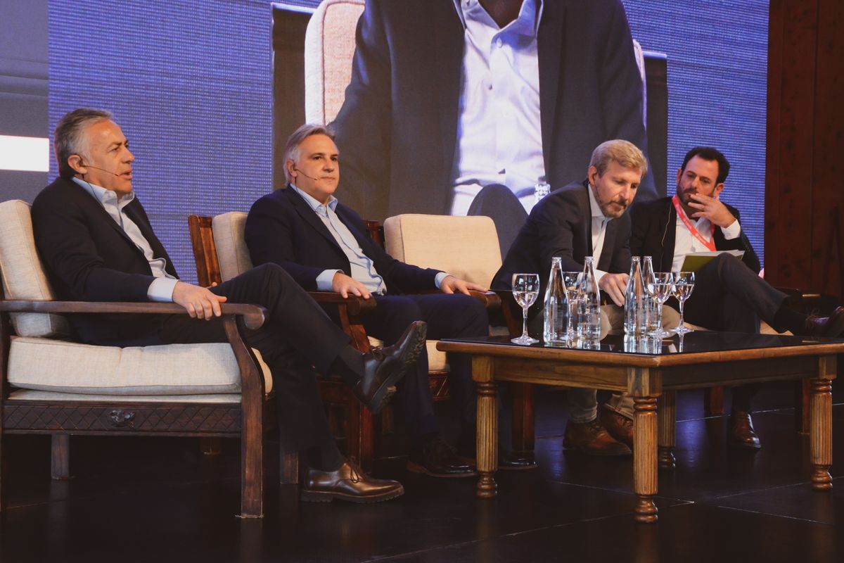 En la cumbre sobre federalismo, Alfredo Cornejo le apuntó a Javier Milei la necesidad de avanzar con una reforma fiscal y habló de los impuestos distorsivos y de los que no se coparticipan. En la cumbre sobre federalismo, Alfredo Cornejo le apuntó a Javier Milei la necesidad de avanzar con una reforma fiscal y habló de los impuestos distorsivos y de los que no se coparticipan.