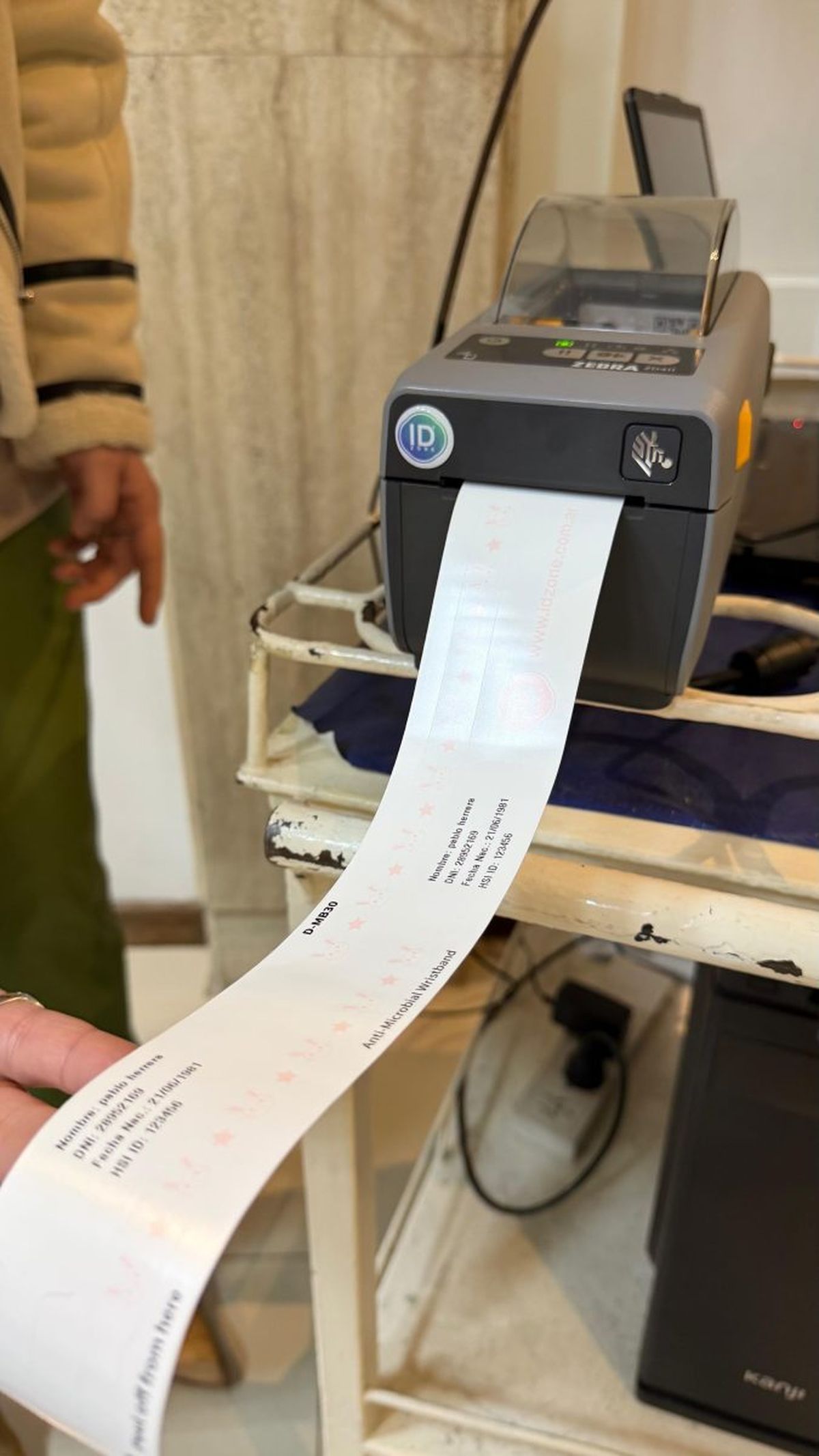 Las pulseras son emitidas con un código QR. Las pulseras son emitidas con un código QR.