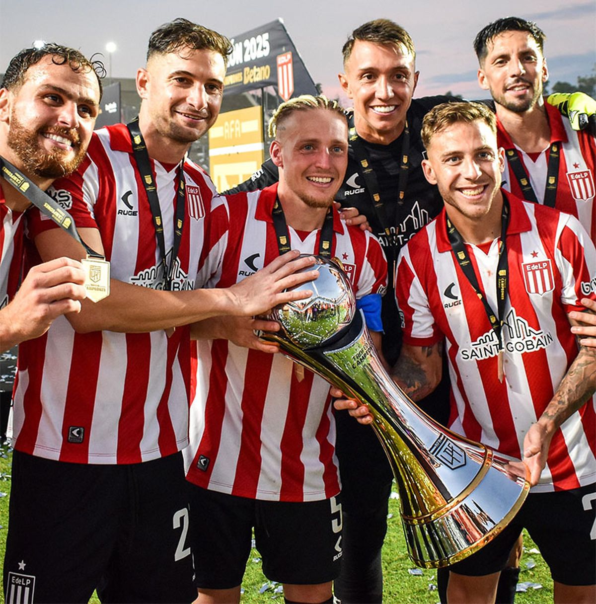 Ascac&iacute;bar festeja con sus compa&ntilde;eros un nuevo logro de Estudiantes.